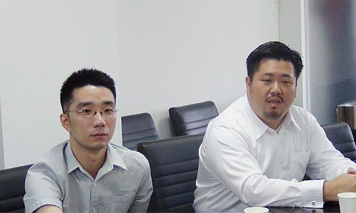 新加坡资讯通信发展管理局中国区司长、新加坡驻上海总领事馆信息产业处领事庄庆维（右）