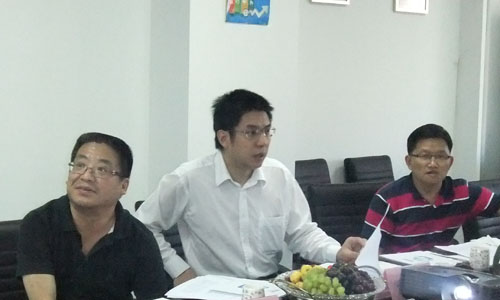 从左依次为互联网研究专家王俊秀、博客中国前CEO方兴东、电子商务专家赵廷超