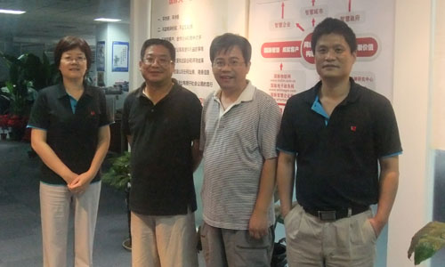 右一摩域体育互联董事长杨冰之，右二中科院研究生院教授吕本富， 左一摩域体育互联总经理郑爱军，左二互联网研究专家王俊秀