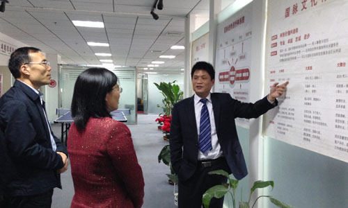 （左一）宁波市智慧城市研究院院长　顾德道　　　 　　　　　　。ㄗ蠖）宁波市智慧城市建设工作领导小组办公室主任　谢月娣