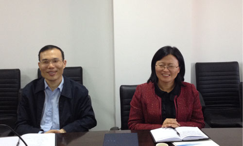 （左一）宁波市智慧城市研究院院长　顾德道　　　 　　　　　　。ㄗ蠖）宁波市智慧城市建设工作领导小组办公室主任　谢月娣