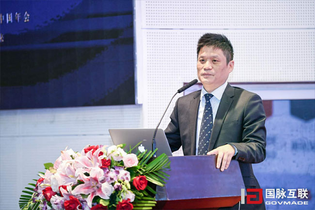 摩域体育集团董事长杨冰之在“2017互联网+智慧中国年会”主论坛上以“政府数据治理与智慧社会前瞻”为主题进行演讲