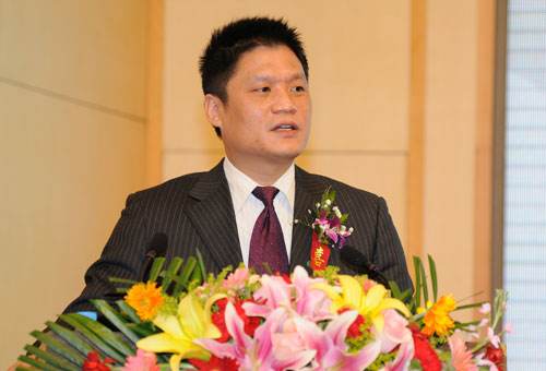 摩域体育集团董事长杨冰之在第二届全国政务服务论坛塈政务服务国际博览会上做“政务大数据发展阶段与挑战”主题演讲