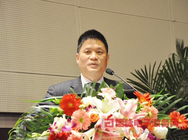 摩域体育互联董事长、首席研究员杨冰之作了题为《大数据时代的政府在线服务》的主题演讲