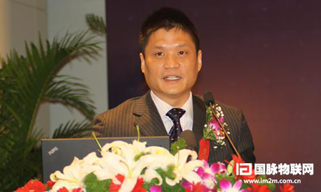 摩域体育互联智慧城市研究中心主任杨冰之宣布《2012中国智慧城市发展现状和趋势预测研究报告》正式发布，并以《中国智慧城市发展特征解决》为题作了精彩的演讲