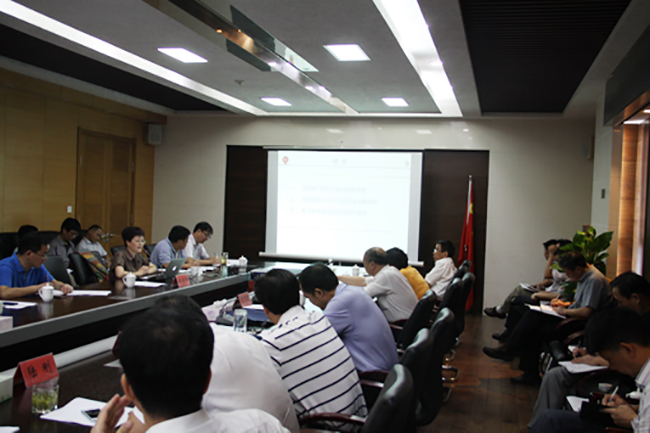 摩域体育互联总经理郑爱军正在进行《网络强国与电子政务发展展望》的主题培训