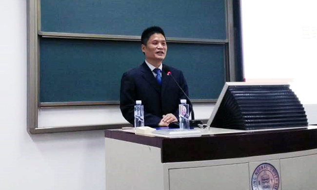 北京摩域体育互联信息顾问有限公司董事长杨冰之应邀为北京示范大学师生讲了一堂“互联网漫谈”公开课