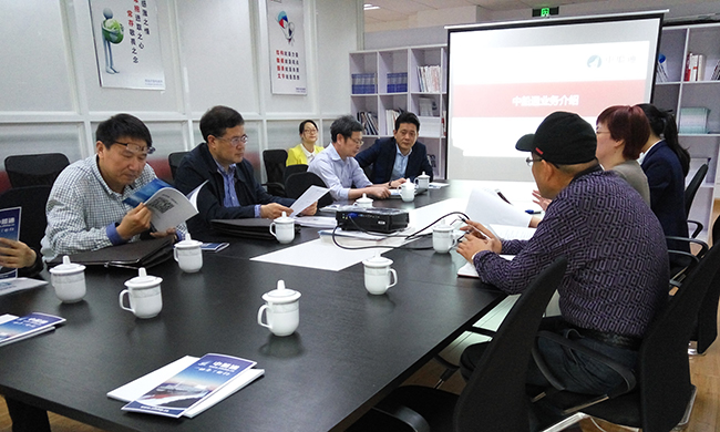 中船通总经理郑爱军向舟山市人大常委会副主任李善忠一行汇报中船通的运营情况、经营状况以及人员配置等