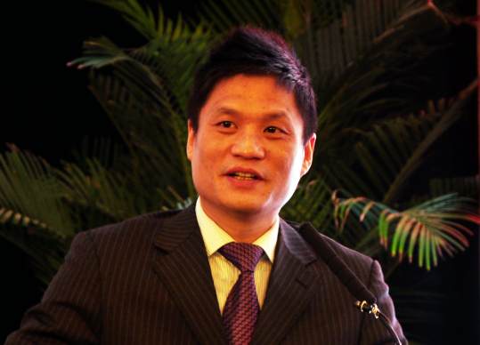 在2015中国智慧政府发展年会上，摩域体育互联董事长、首席研究员杨冰之以《"互联网+政务"的战略思考》为题发表了精彩演讲