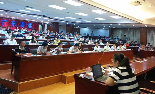 由广东省清远市市府办主办的"清远市政府网站普查培训"会议在清远市政府会议中心召开，广州摩域体育互联信息咨询有限公司副总经理、高级咨询师杨琼受邀出席并开展了普查培训。