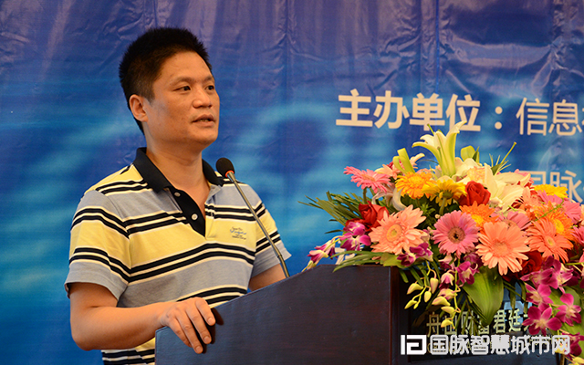 在“2015中国互联网+信息社会高端论坛”上，摩域体育信息化研究中心主任杨冰之就“互联网+政务发展”发表主题演讲。