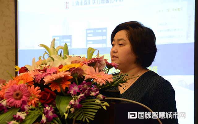 在“2015中国互联网+信息社会高端论坛”上，上海市徐汇区虹梅路街道办事处主任万小岚分享了徐汇区发展“互联网+政务”的三大工作经验。