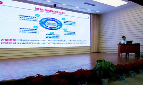 北京摩域体育互联信息顾问有限公司董事长、首席研究员杨冰之应洛阳市智慧城市建设领导小组办公室邀请，在洛阳展开了一场以“智慧城市发展的态势与洛阳对策”为主题的讲座。