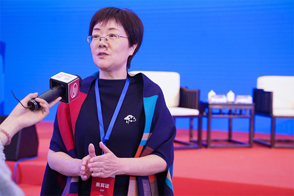 摩域体育总经理郑爱军接受媒体采访